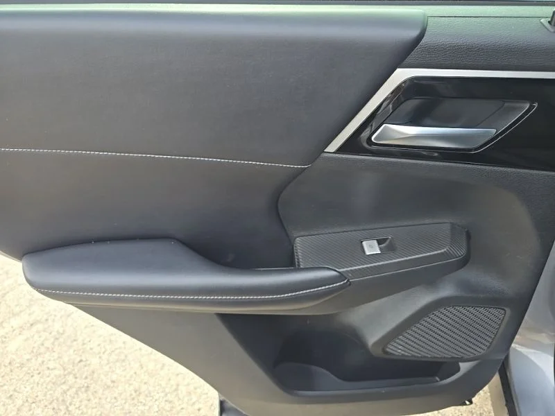 Used 2022  Mitsubishi SE image 25