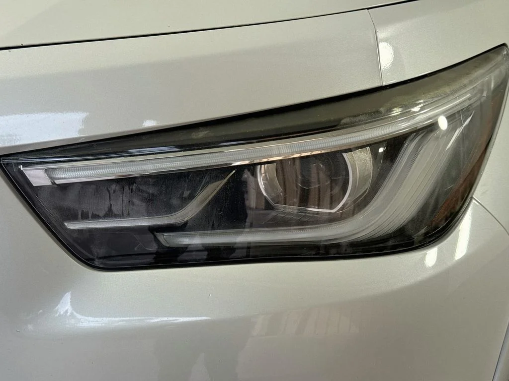 Used 2018 White INFINITI  image 41