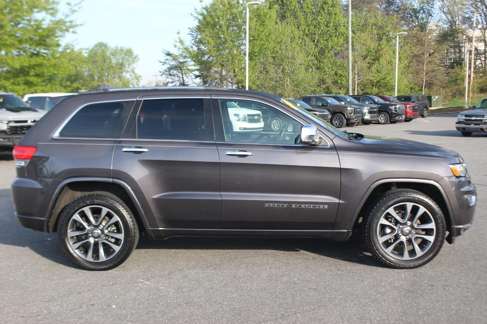 Used 2018 Grey Jeep Overland image 8