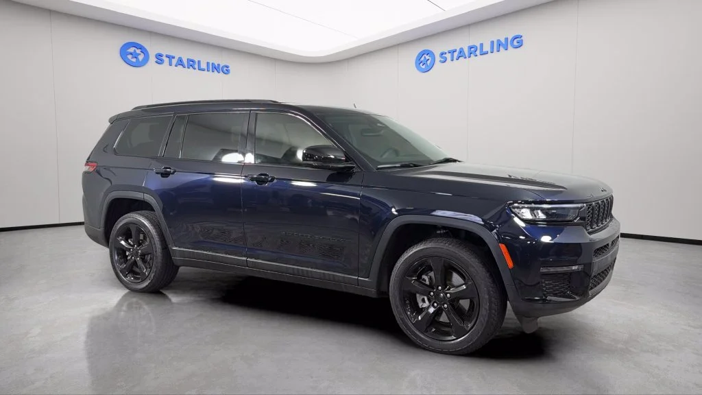 Used 2024 Blue Jeep Limited 4x4 image 13