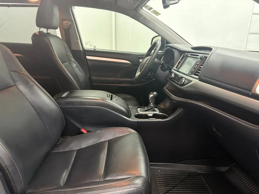 Used 2016 Gray Toyota XLE V6 image 25
