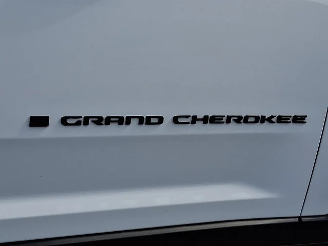 Used 2023 Bright White Clea Jeep Altitude image 28