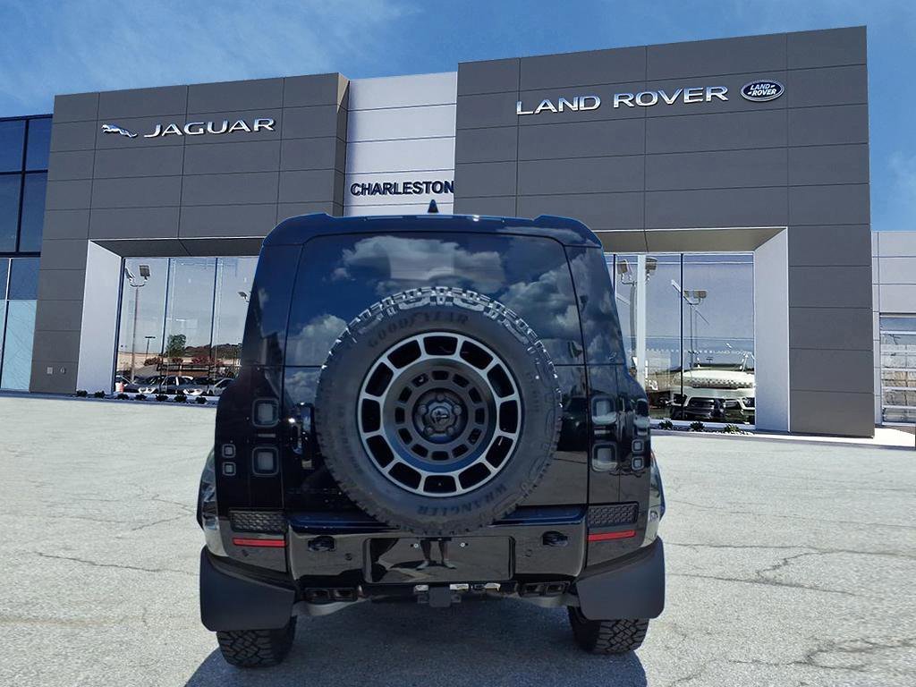 New 2026 Narvik Black Land Rover OCTA Black image 4