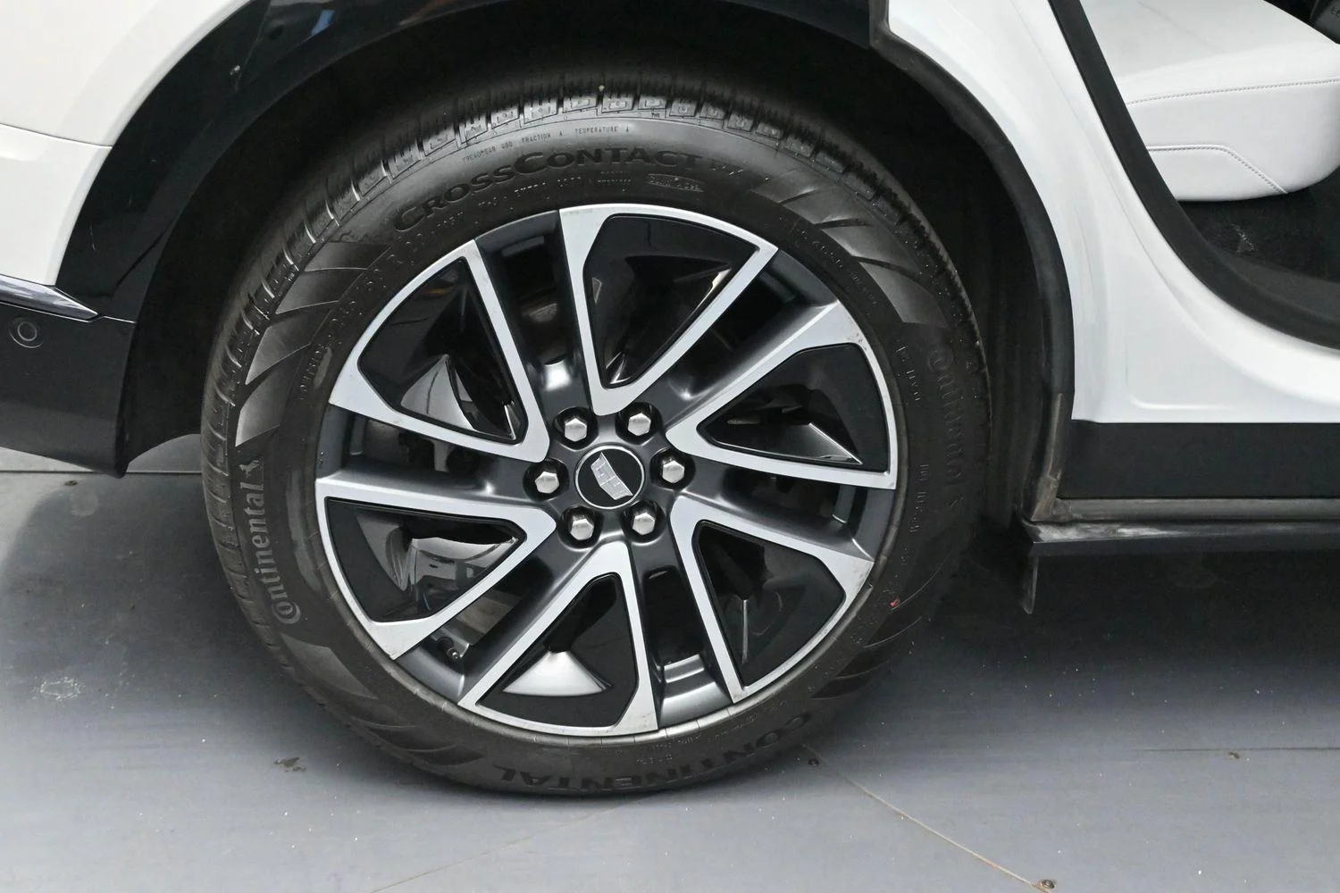 Used 2025 Crystal White Tricoat Cadillac Sport 1 image 36