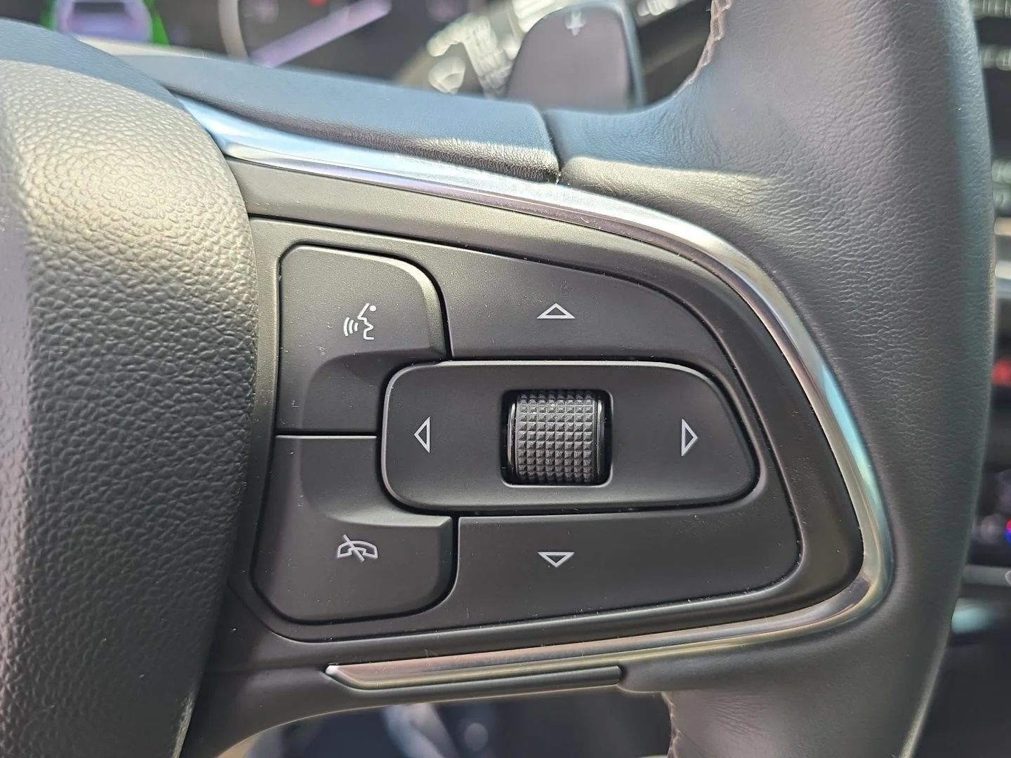 Used 2023 White Frost Tricoat Buick Essence image 17