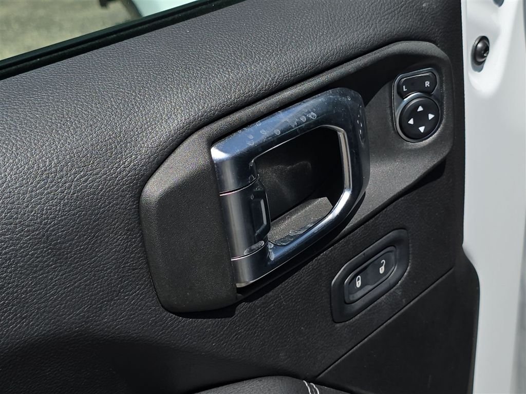 Used 2023 White Jeep Sahara image 19