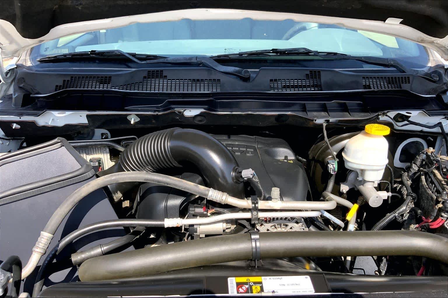 Used 2019 Bright White Clearcoat Ram SLT image 31