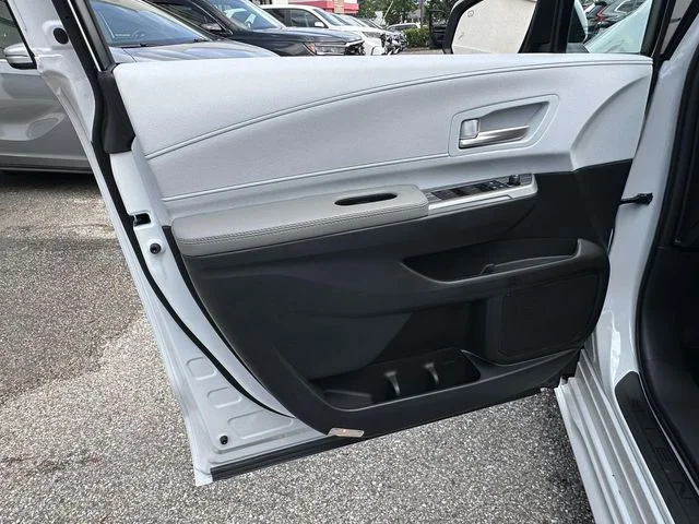 Used 2026 Ice Cap Toyota XLE image 27