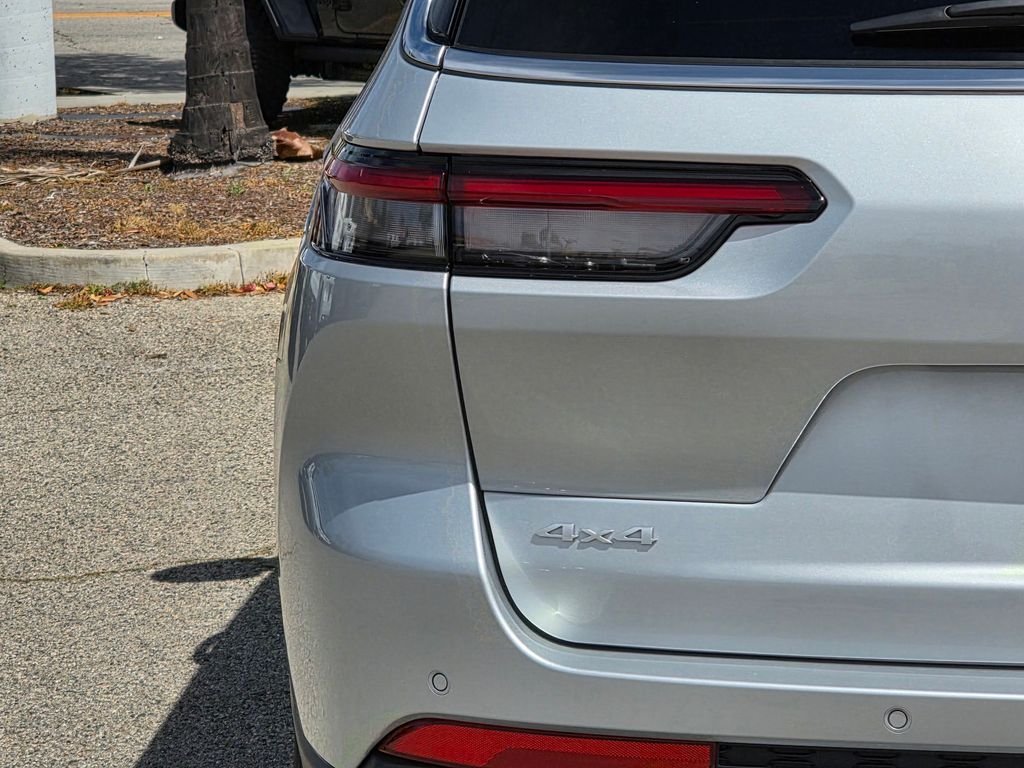 New 2026 Silver Zynith Exterior Paint Jeep Laredo image 6