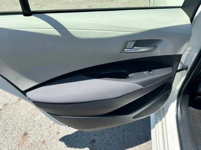Used 2020 White Toyota LE image 22