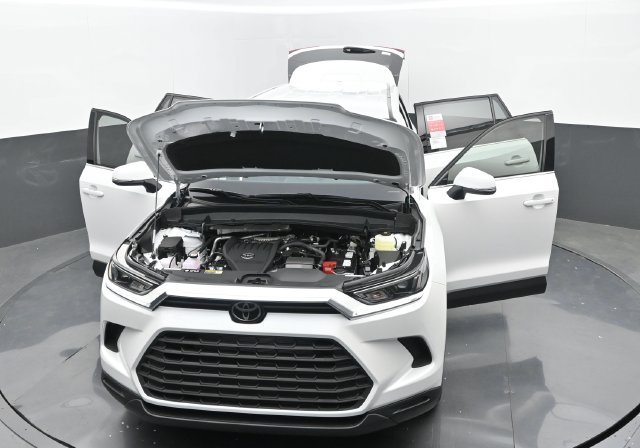 Used 2025 Wind Chill Pearl Toyota LE image 34