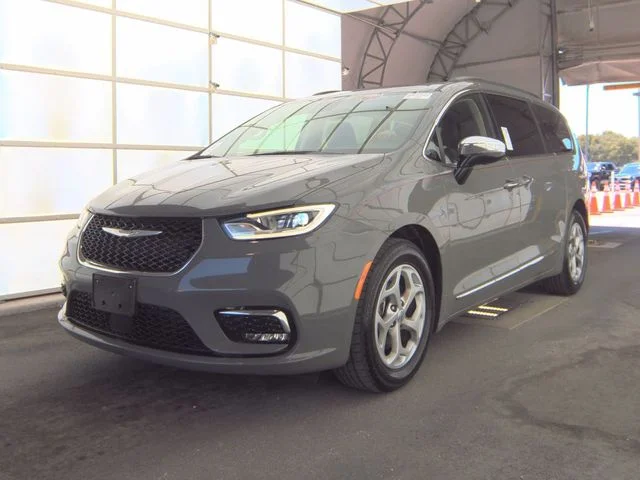 2023 Chrysler Pacifica Limited's photo