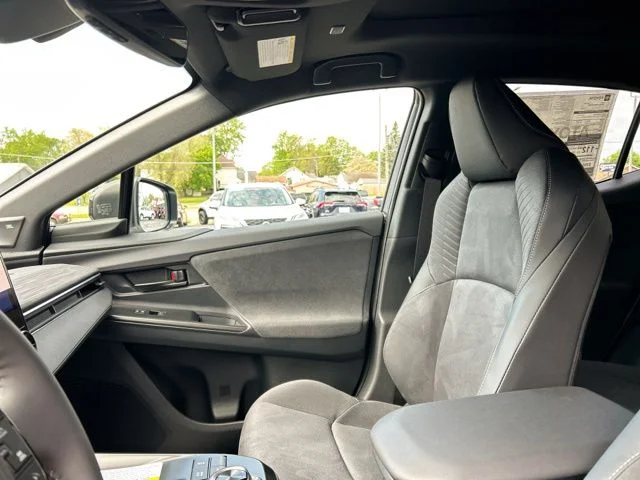 New 2026 Wind Chill Pearl with Midnight Black Metallic roof <sup>1</sup> Toyota  XSE image 31