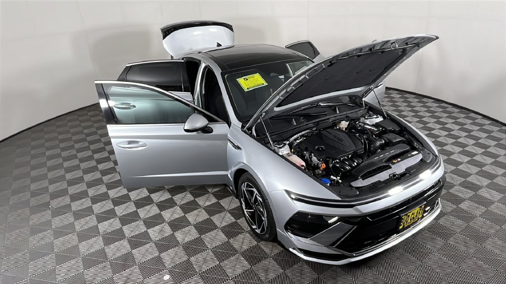 Used 2025 Silver Hyundai SEL Convenience image 51