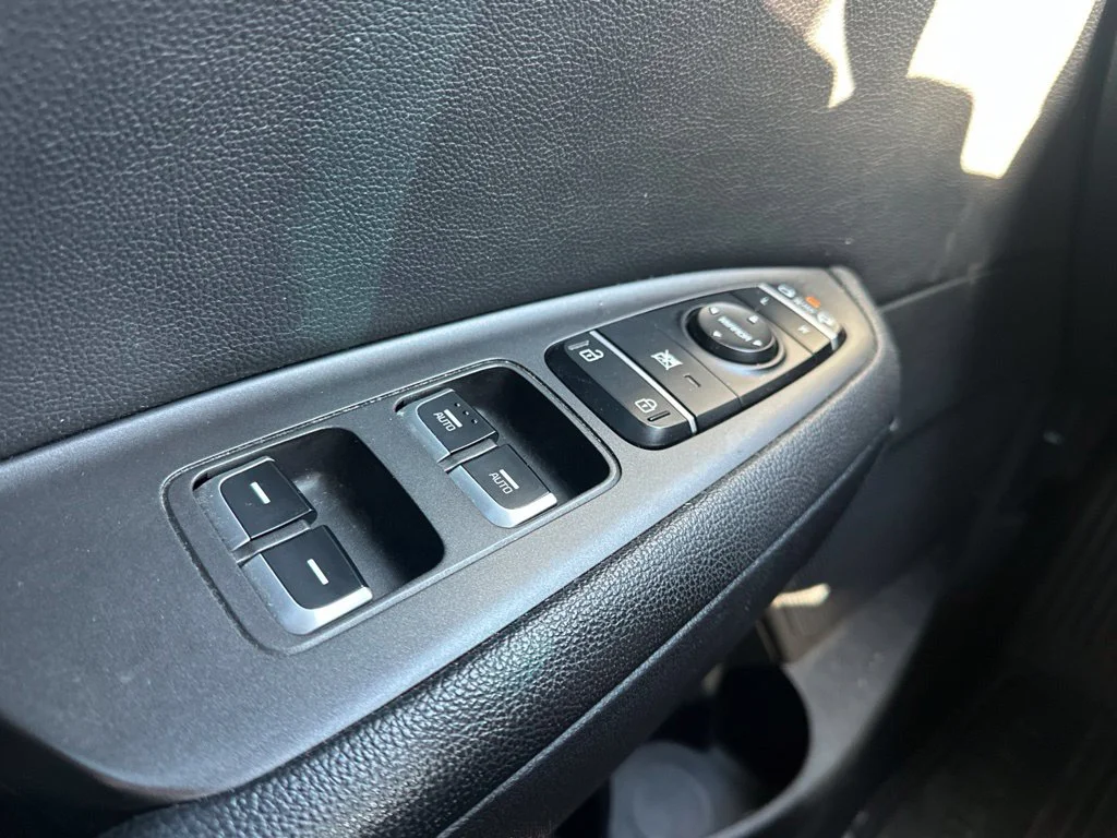 Used 2017 Snow White Pearl Kia Base image 22