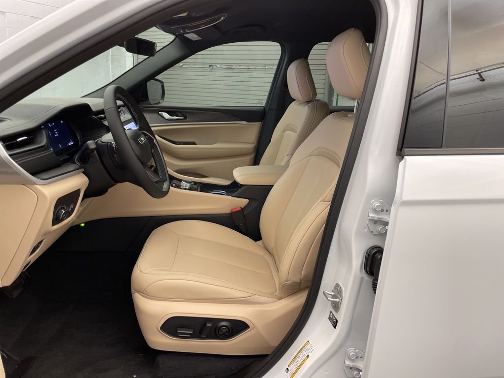 New 2026 Bright White Clear-Coat Exterior Paint Jeep Limited image 15