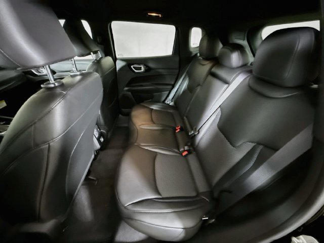 New 2026 Diamond Black Crystal Pearl-Coat Exterior Paint Jeep Latitude image 22