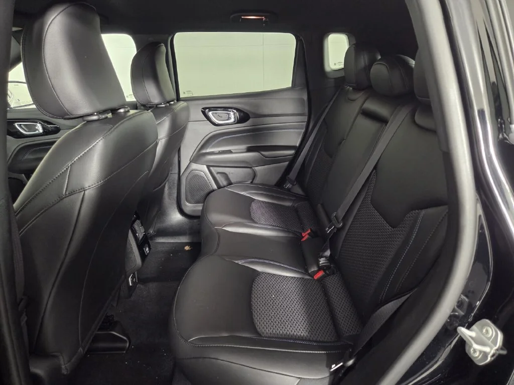 New 2026 Diamond Black Crystal Pearl-Coat Exterior Paint Jeep Latitude Altitude image 17