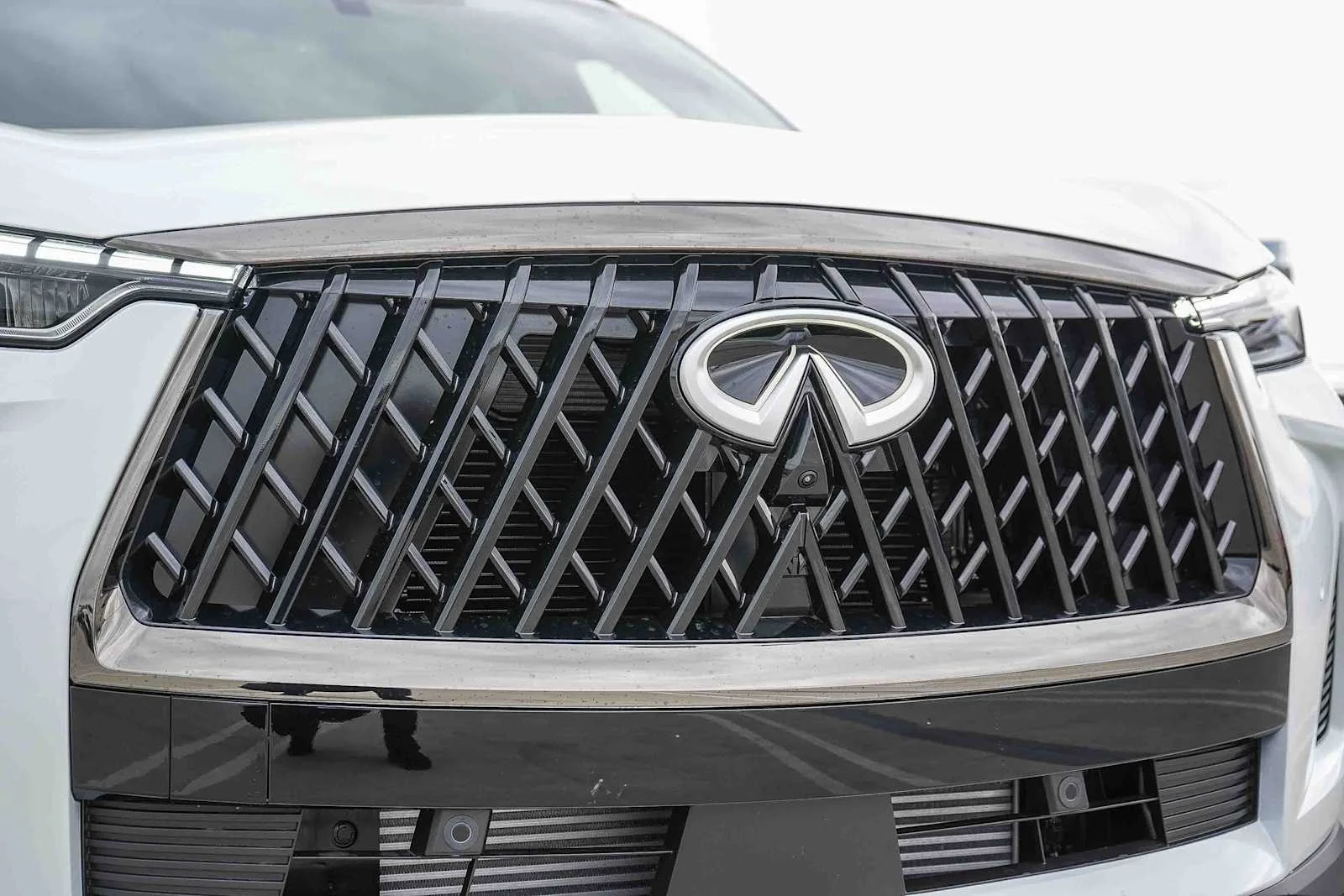 New 2026 RADIANT WHITE INFINITI Sport AWD image 5