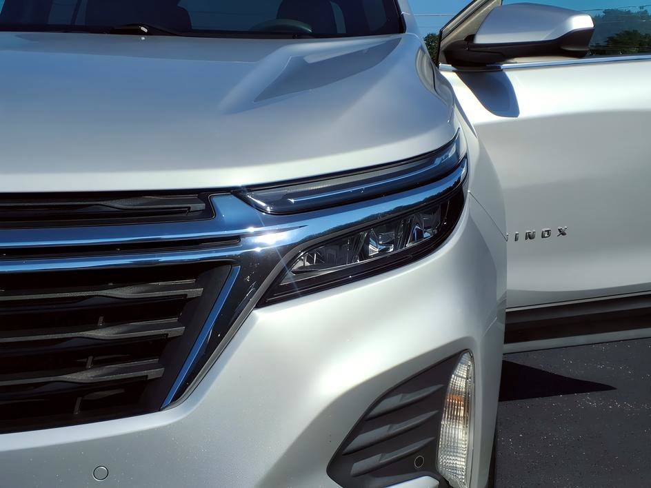 Used 2022 Silver Ice Metallic Chevrolet LT image 10