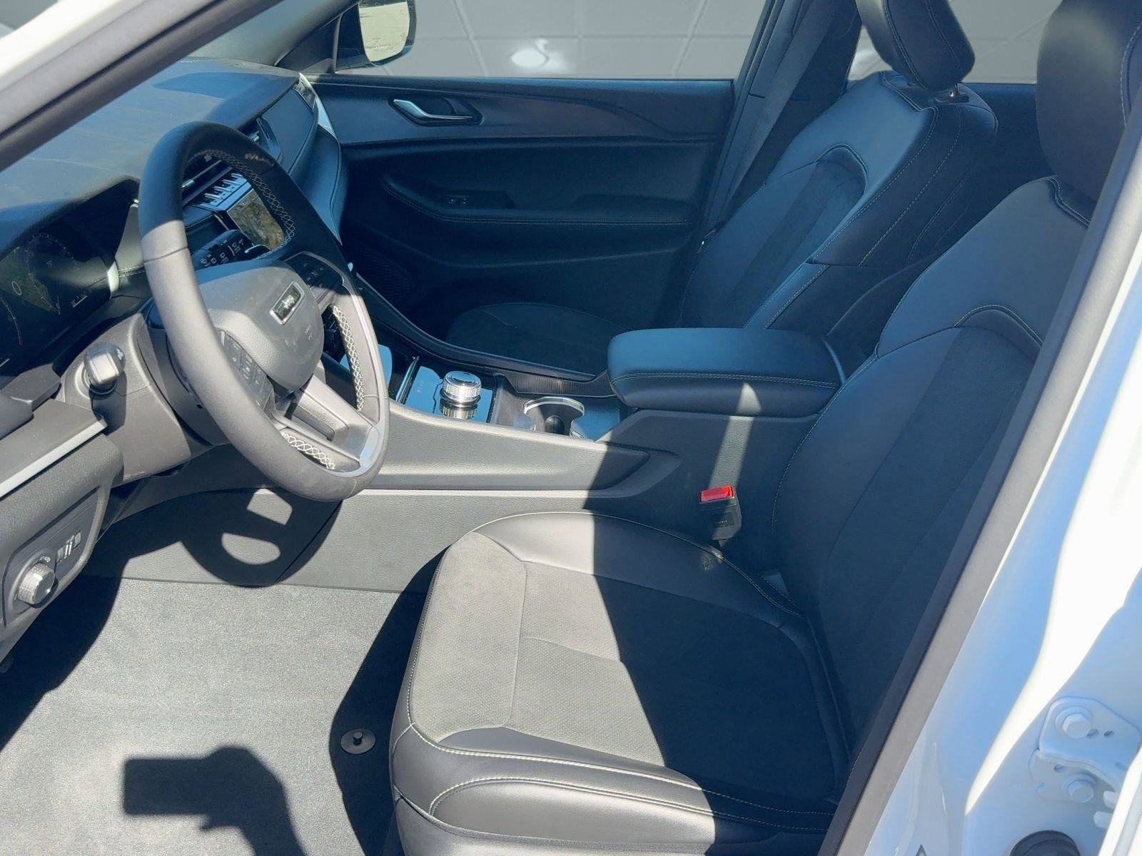 2025 Jeep Grand Cherokee Laredo Altitude photo 4