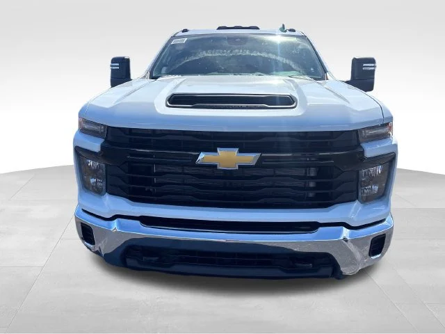 New 2026 Summit White Chevrolet WT image 9