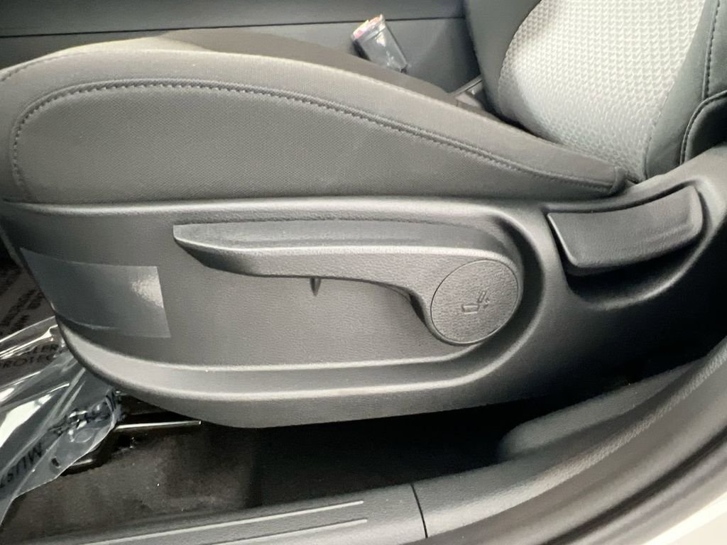 New 2026 Snow White Pearl Kia LX image 15