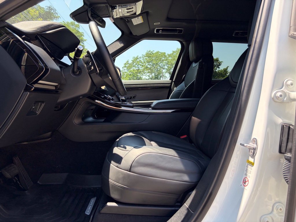 Used 2023 White Land Rover SE image 13