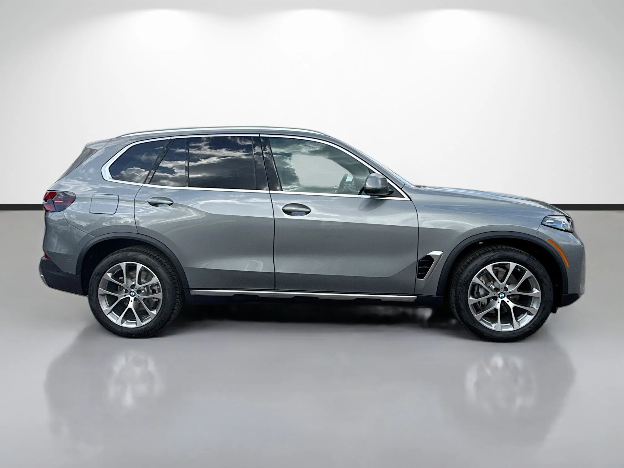 New 2026 Skyscraper Grey Metallic BMW sDrive40i image 2