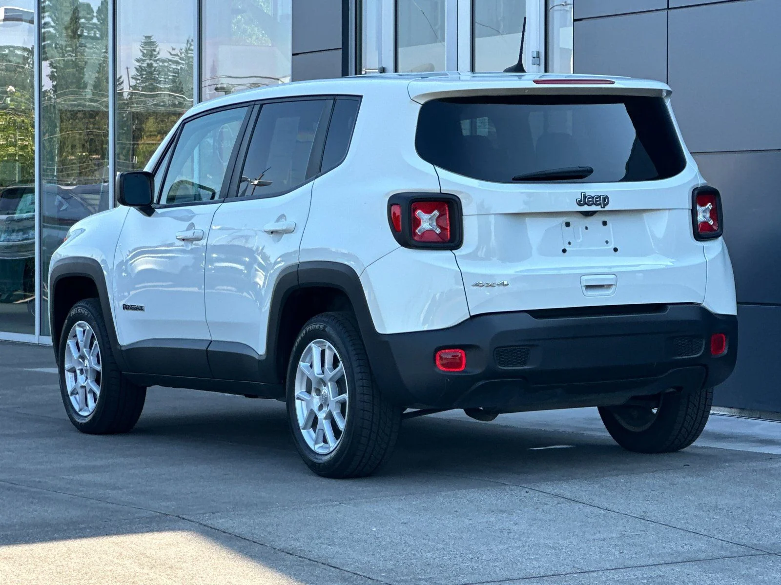 Used 2023 Alpine White Clearcoat Jeep Latitude image 5