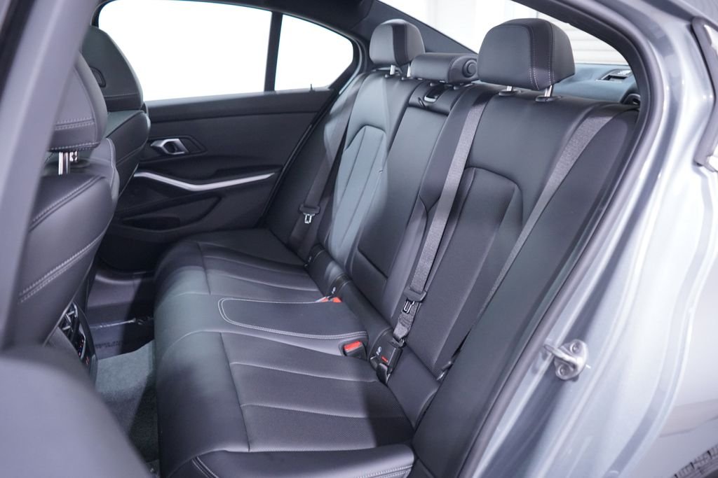 2025 BMW 3 Series 330i - Photo 9