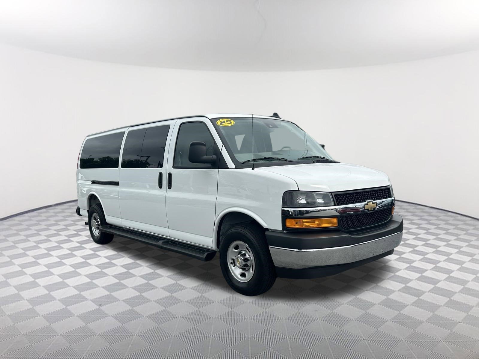 Used 2025 Summit White Chevrolet LT image 3