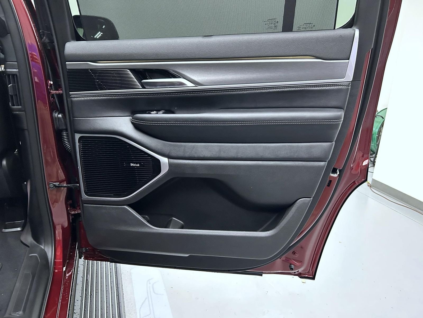 New 2026 Velvet Red Pearl-Coat Exterior Paint Jeep Limited Reserve image 17