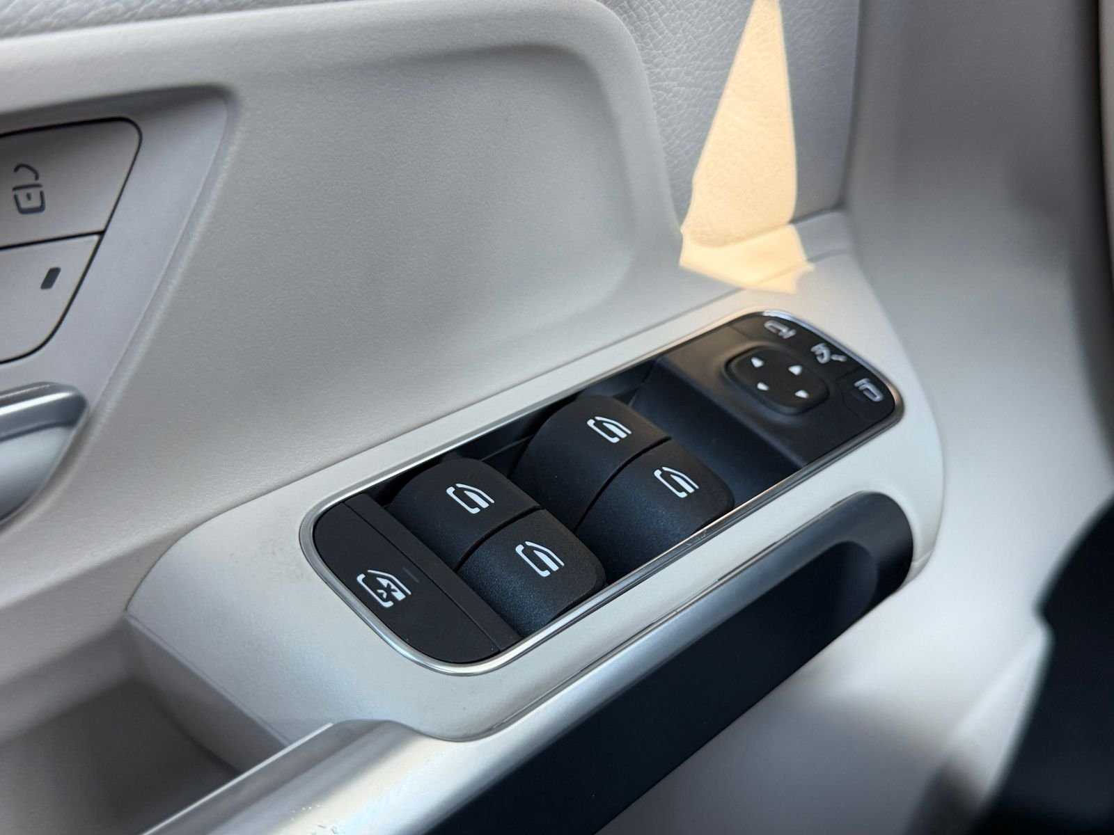 New 2026 Polar White Mercedes-Benz GLB 250 image 21