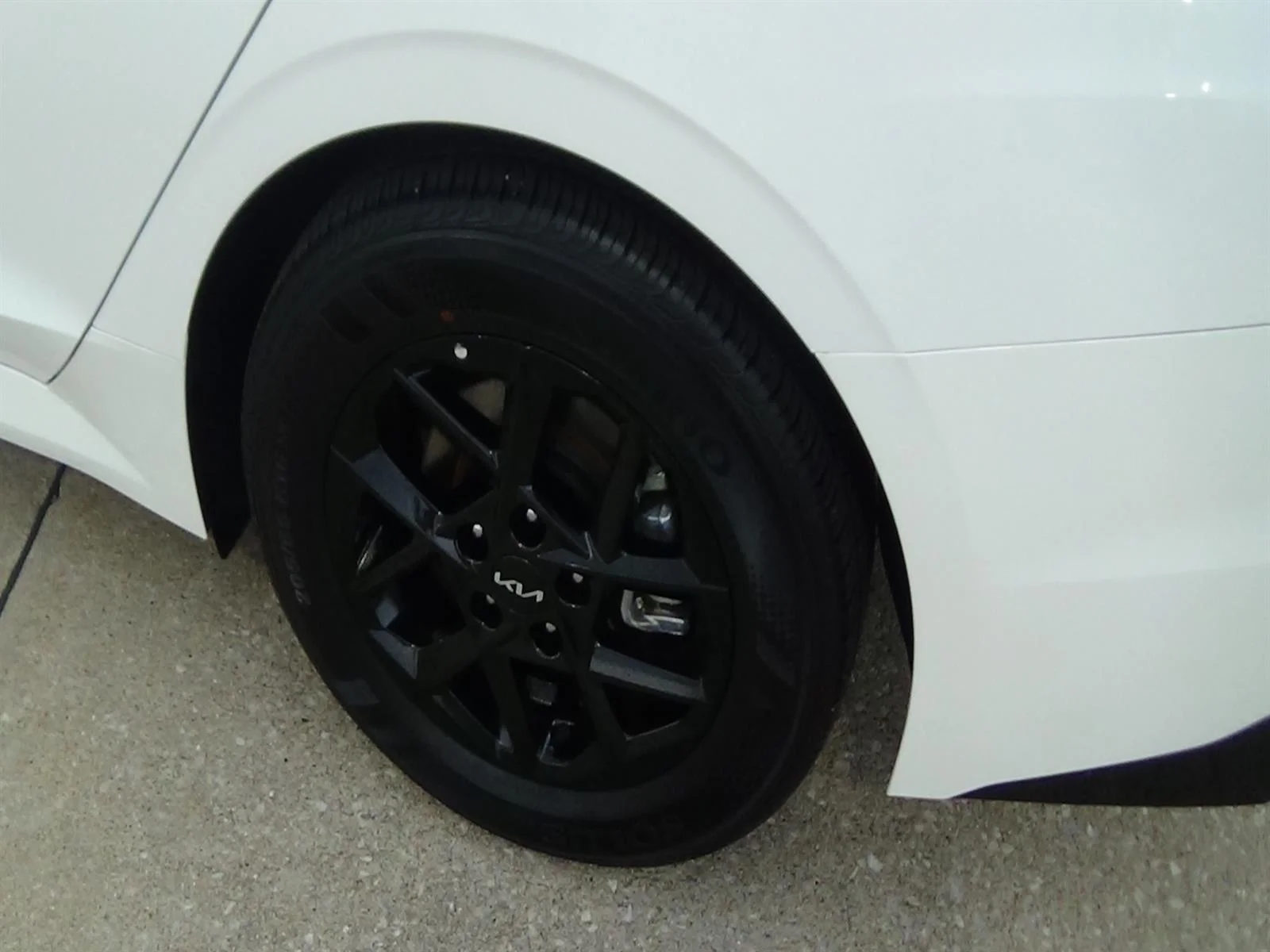 Used 2025 Snow White Kia LXS image 9