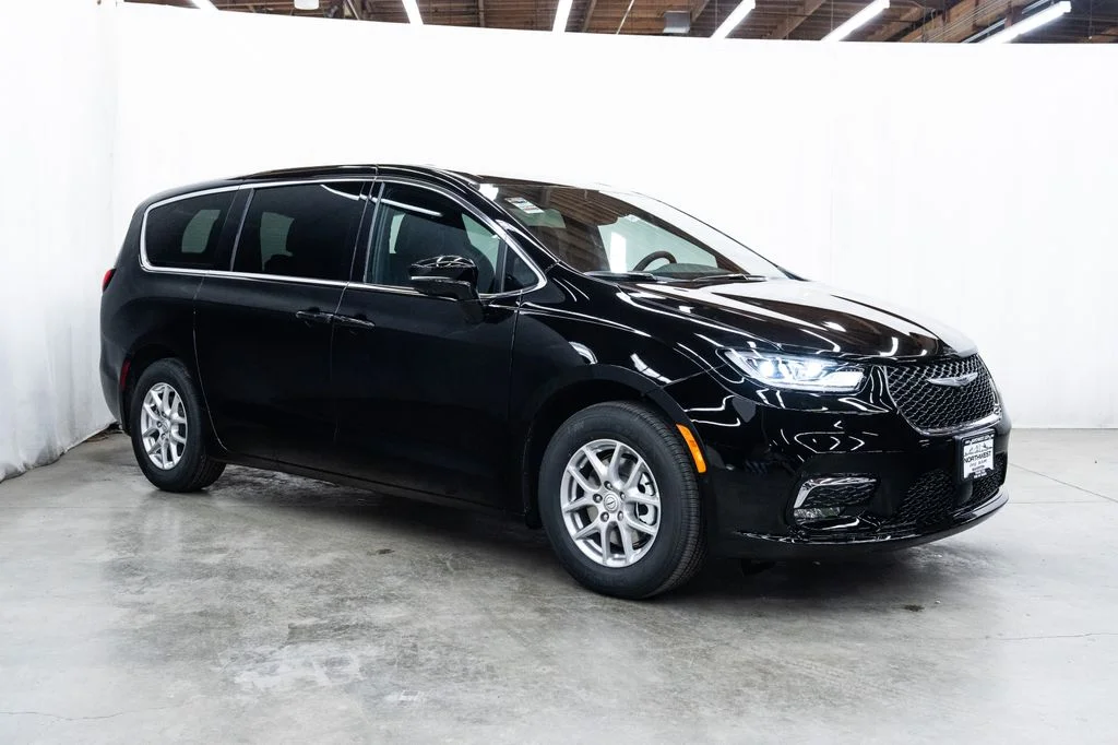 2026 Chrysler Pacifica Select's photo