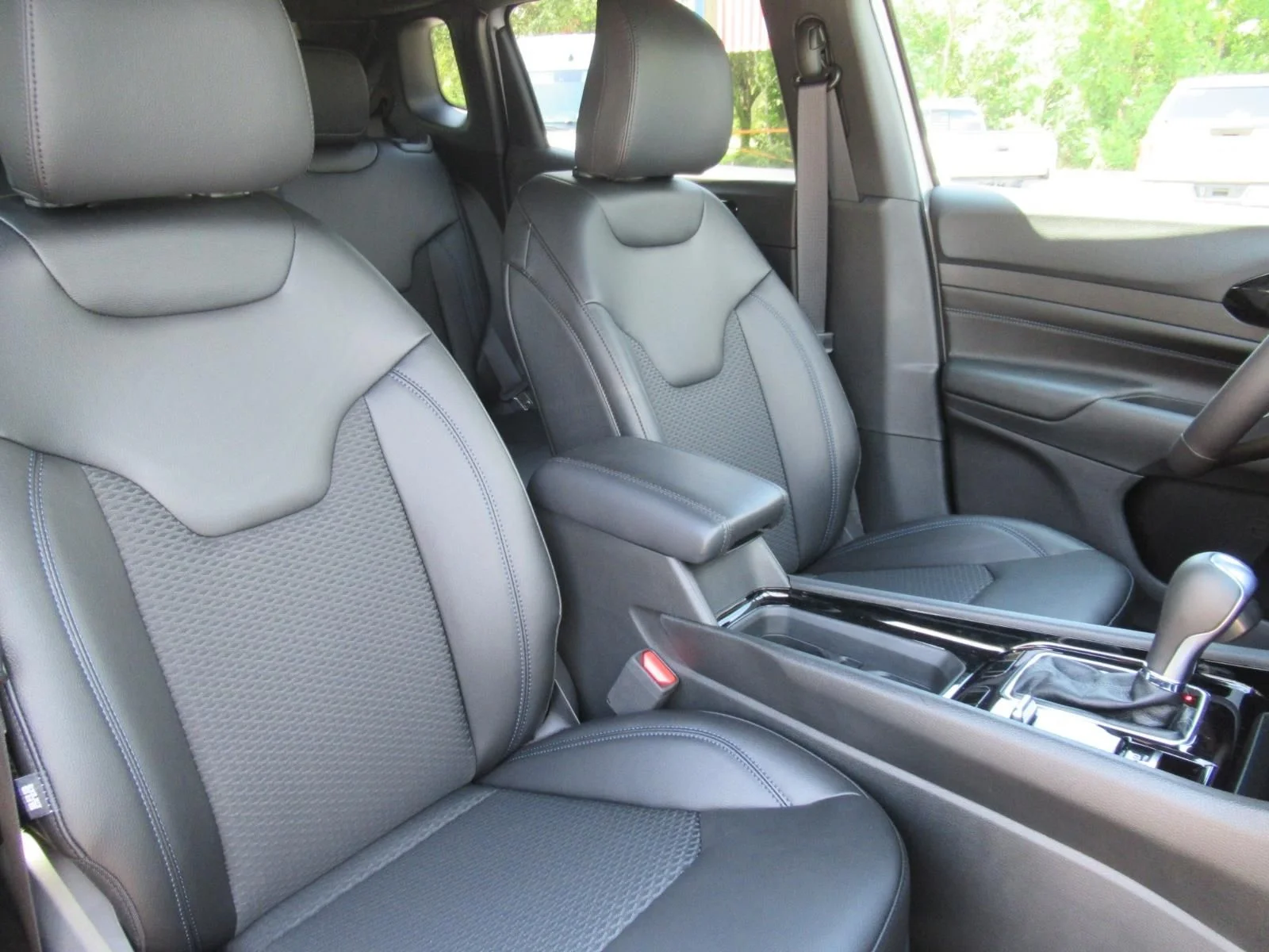 New 2026 Silver Zynith Metallic Clearcoat Jeep Latitude Altitude image 9