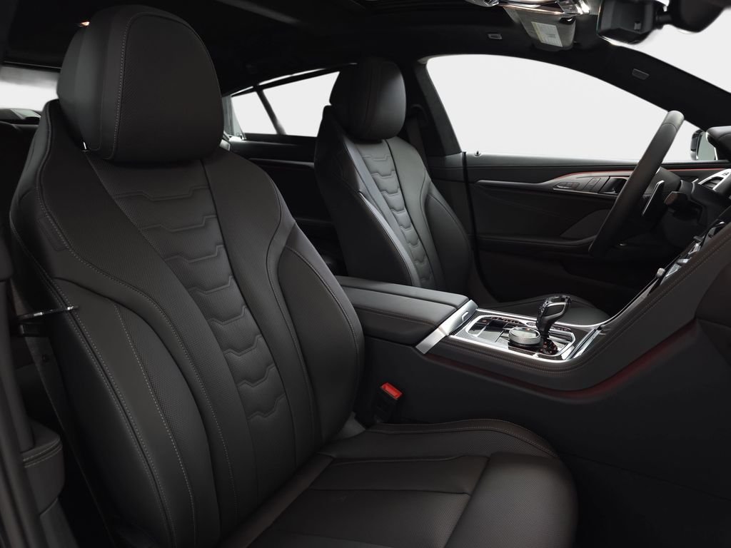 2026 BMW 8 Series M850i - Photo 9