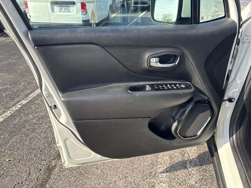 Certified Used 2020 Alpine White Clearcoat Jeep Latitude image 18