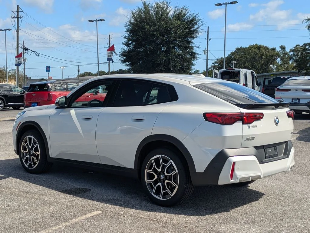 Used 2025 White BMW xDrive28i image 3