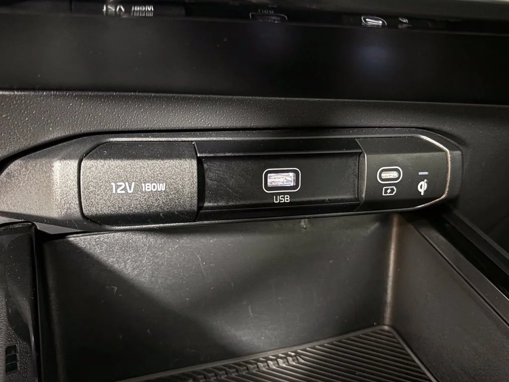 Used 2023 White Kia Wind image 27
