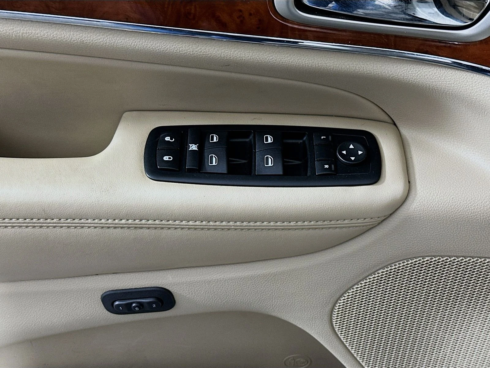 Used 2011 Stone White Clearcoat Jeep Limited image 17