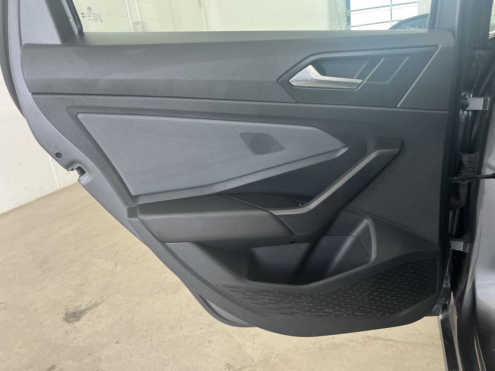 Used 2025 GRAY Volkswagen SE image 25