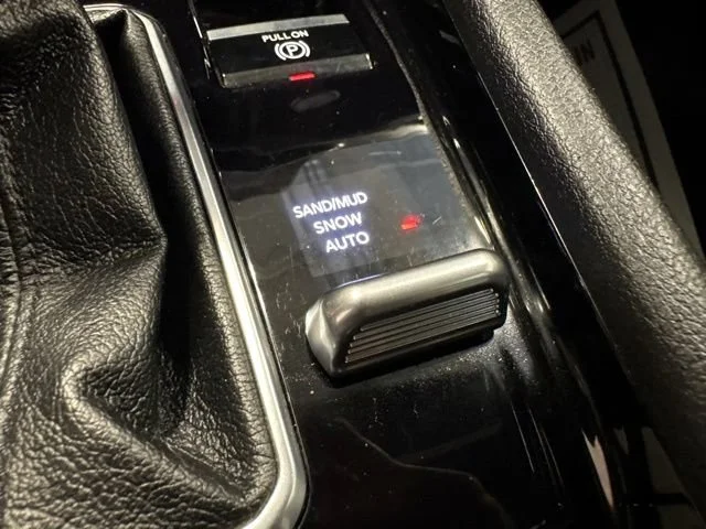 Used 2024  Jeep Limited image 27