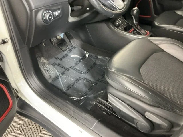 Used 2018 White Clearcoat Jeep Trailhawk image 15