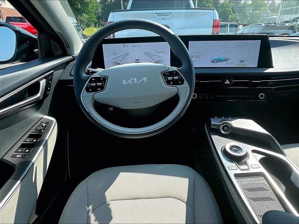 Used 2022 Black Kia Wind image 17