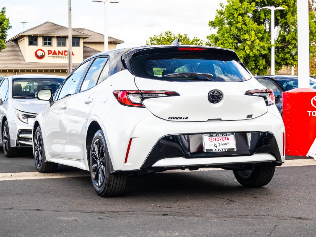 New 2027 Wind Chill Pearl with Black roof <sup>1</sup> Toyota  SE image 7