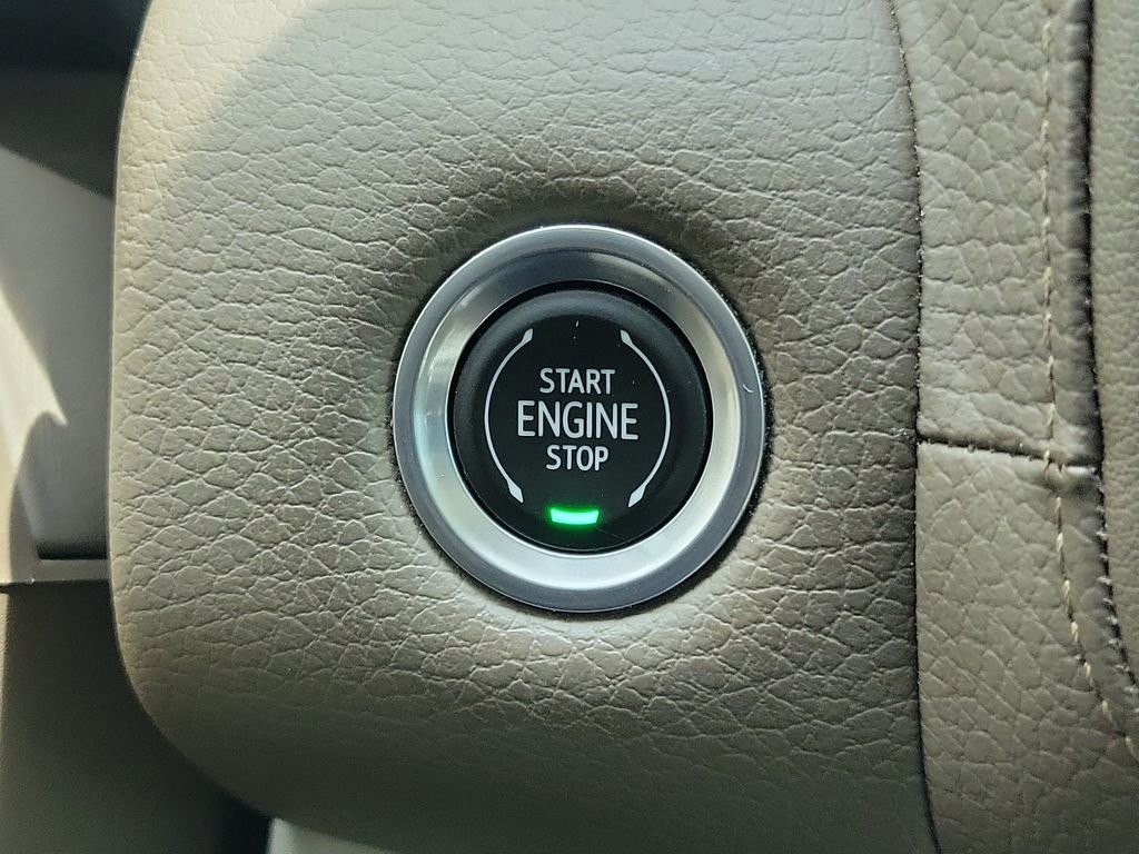 Used 2022 White GMC Denali image 27