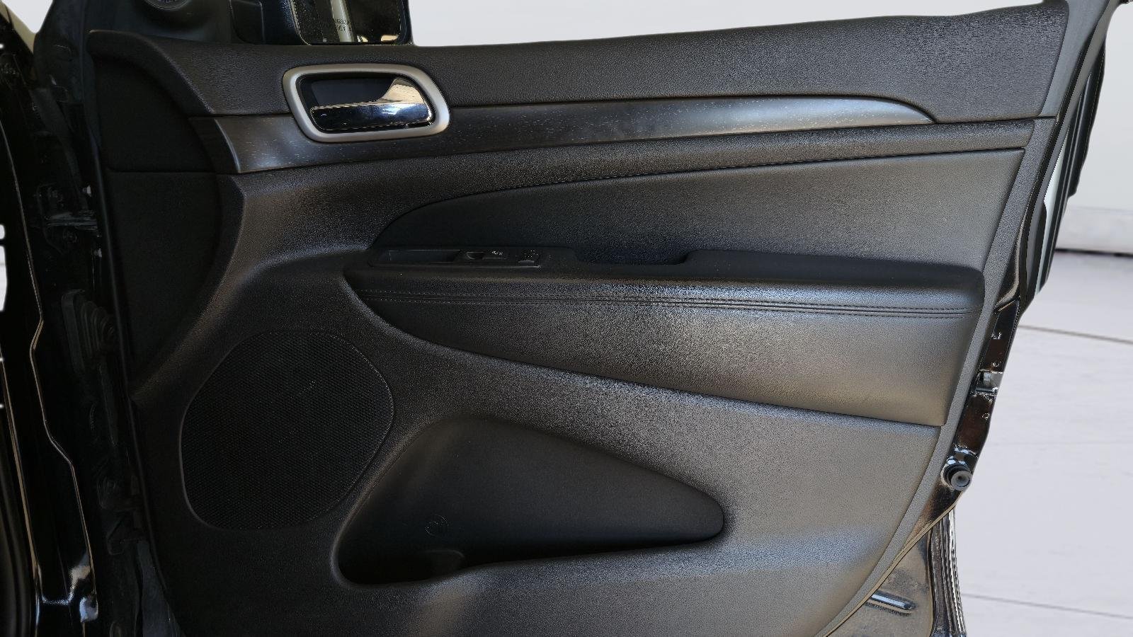Used 2018 Diamond Black Crystal Pearlcoat Jeep Altitude image 23