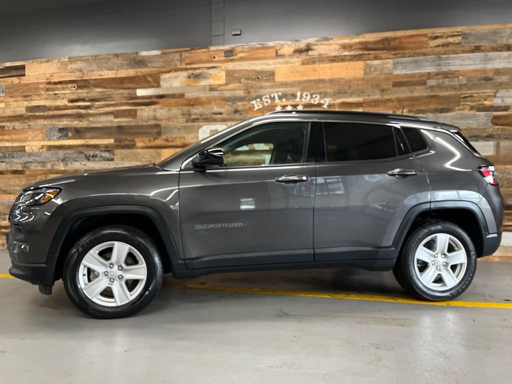 Used 2022 Crystal Metallic Jeep Latitude image 15